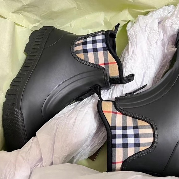 New in box Burberry rain boots with check lining - Picture 9 of 9